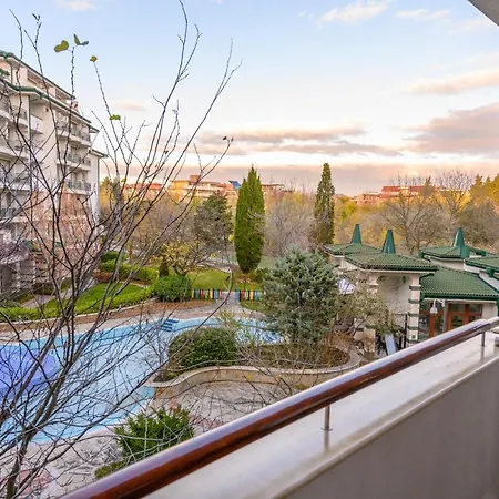 за гости затворен комплекс емералд Apartment