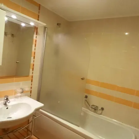 за гости затворен комплекс емералд * Ravda