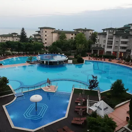 за гости затворен комплекс емералд