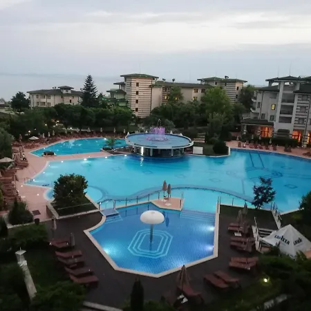 за гости затворен комплекс емералд Apartment