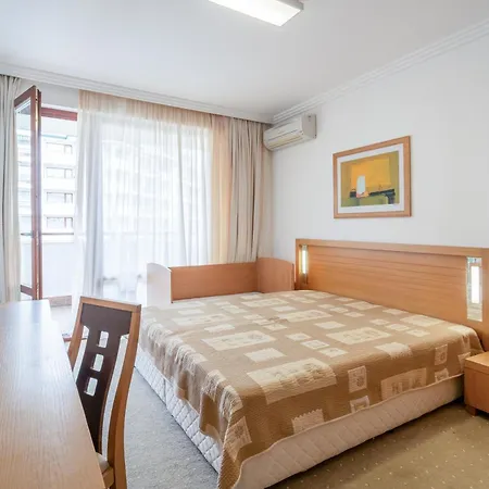 за гости затворен комплекс емералд Apartment