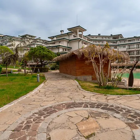 за гости затворен комплекс емералд Ravda