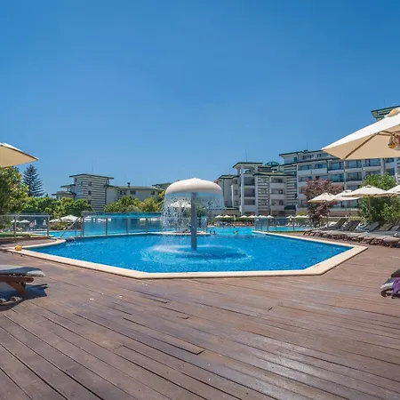 за гости затворен комплекс емералд Apartment