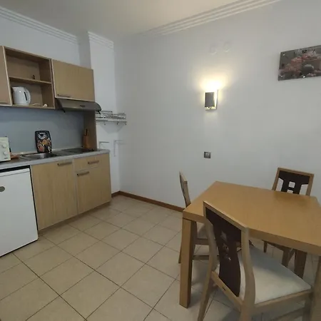 за гости затворен комплекс емералд Apartment Ravda