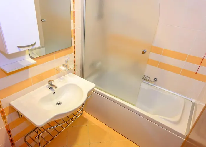 за гости затворен комплекс