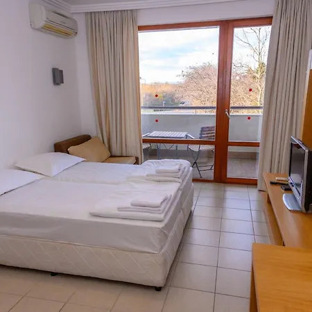 за гости затворен комплекс емералд Apartamento Ravda