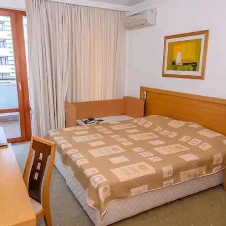 за гости затворен комплекс емералд * Ravda