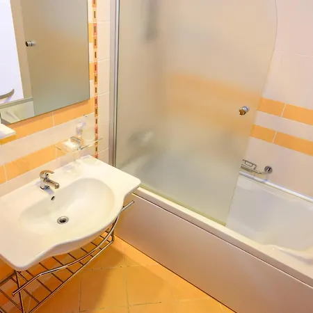 за гости затворен комплекс емералд