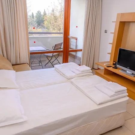 за гости затворен комплекс емералд * Ravda