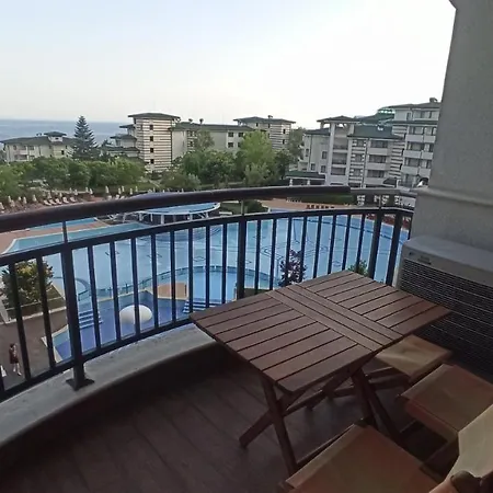 за гости затворен комплекс емералд Apartamento Ravda