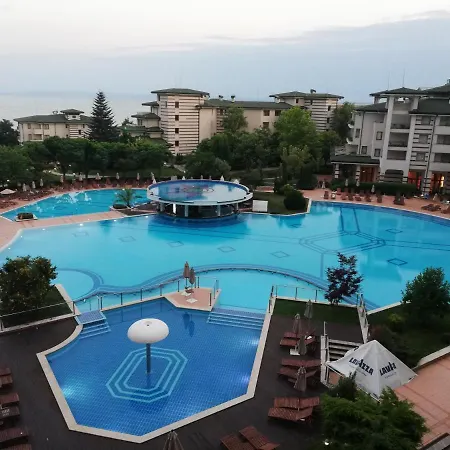 за гости затворен комплекс емералд