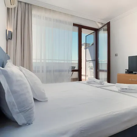 за гости затворен комплекс емералд Apartamento Ravda