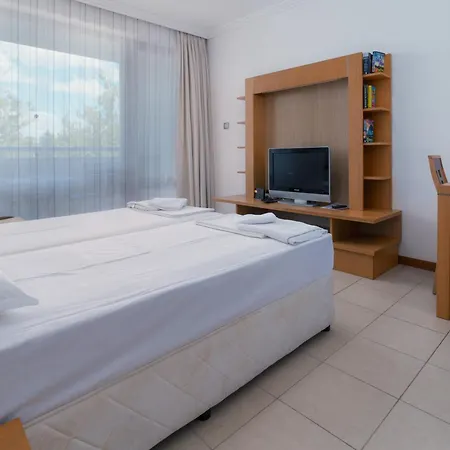 за гости затворен комплекс емералд * Ravda