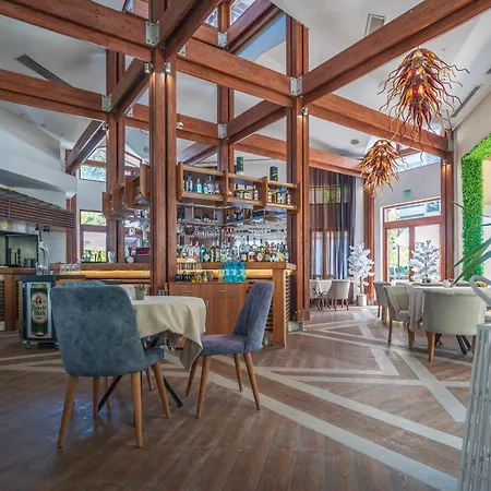 за гости затворен комплекс емералд Apartment Rawda