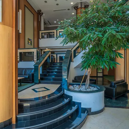 за гости затворен комплекс емералд * Ravda