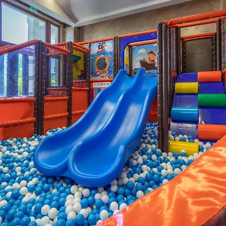 за гости затворен комплекс емералд