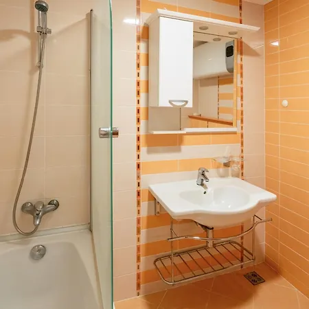 за гости затворен комплекс емералд Ravda