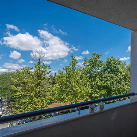 Apartment за гости затворен комплекс емералд