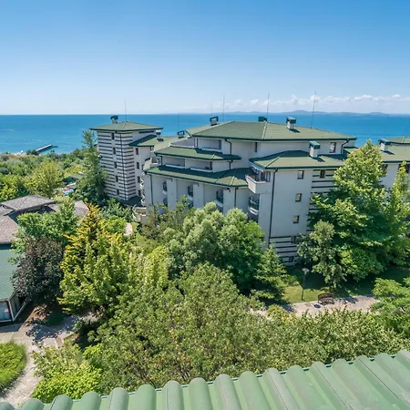 за гости затворен комплекс емералд *