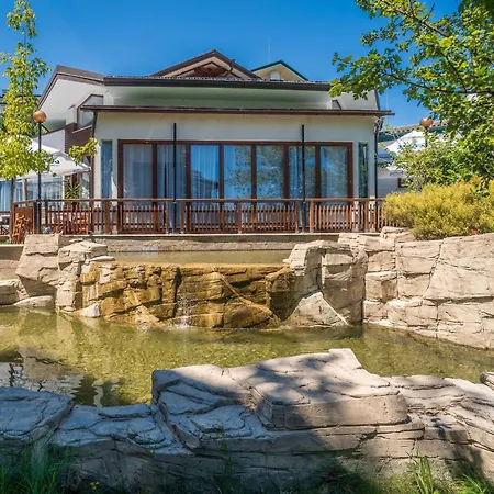 за гости затворен комплекс емералд * Ravda