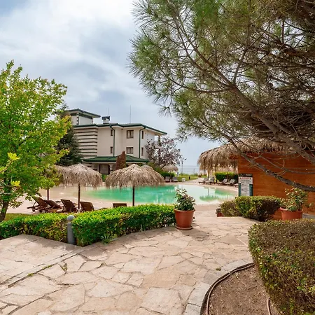 за гости затворен комплекс емералд Ravda