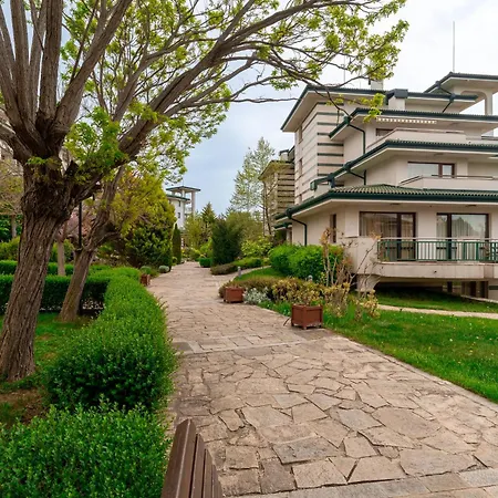 Apartment за гости затворен комплекс емералд