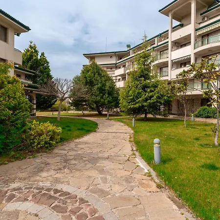 за гости затворен комплекс емералд Apartamento Ravda