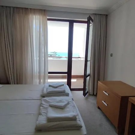 за гости затворен комплекс емералд Apartment