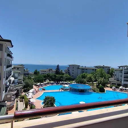 за гости затворен комплекс емералд Apartment Rawda