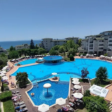 за гости затворен комплекс емералд Apartment Rawda