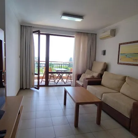 за гости затворен комплекс емералд Apartment