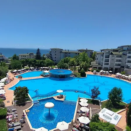 за гости затворен комплекс емералд Apartment *
