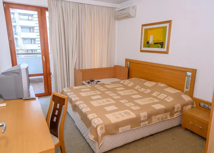 за гости затворен комплекс емералд * Ravda