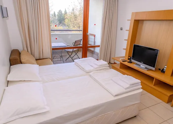 за гости затворен комплекс емералд * Ravda