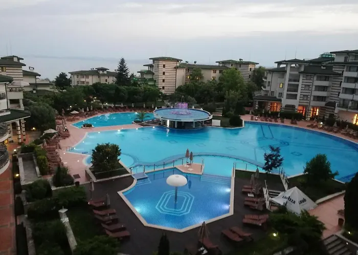 за гости затворен комплекс емералд Daire